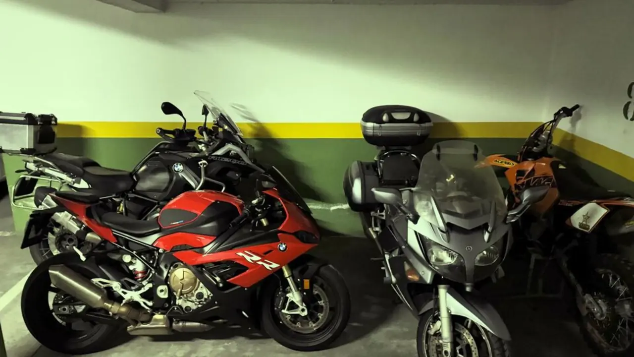 Varias motos en una plaza de garaje