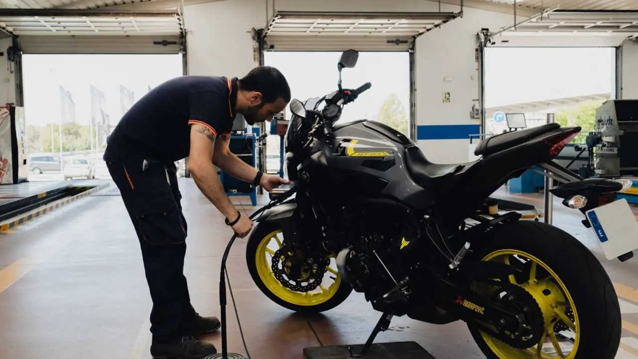 Una moto pasando la ITV