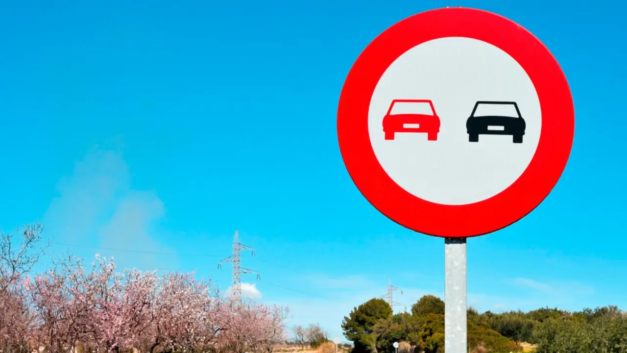 Señal de prohibido adelantar