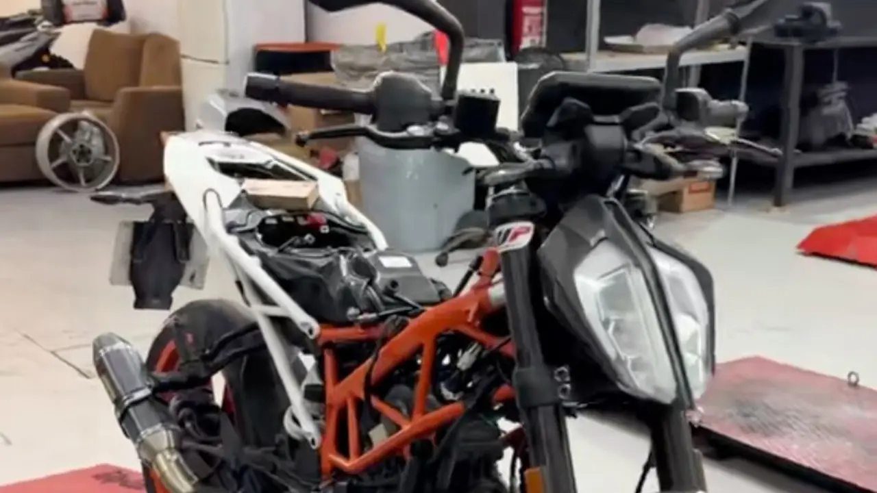 KTM 390 en el taller Motosuárez Cádiz.
