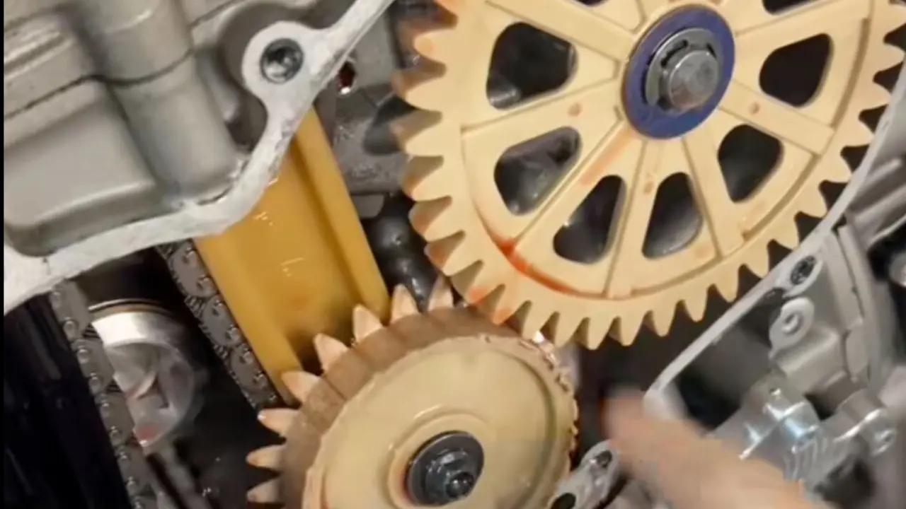 Los engranajes de plástico de una Ducati.