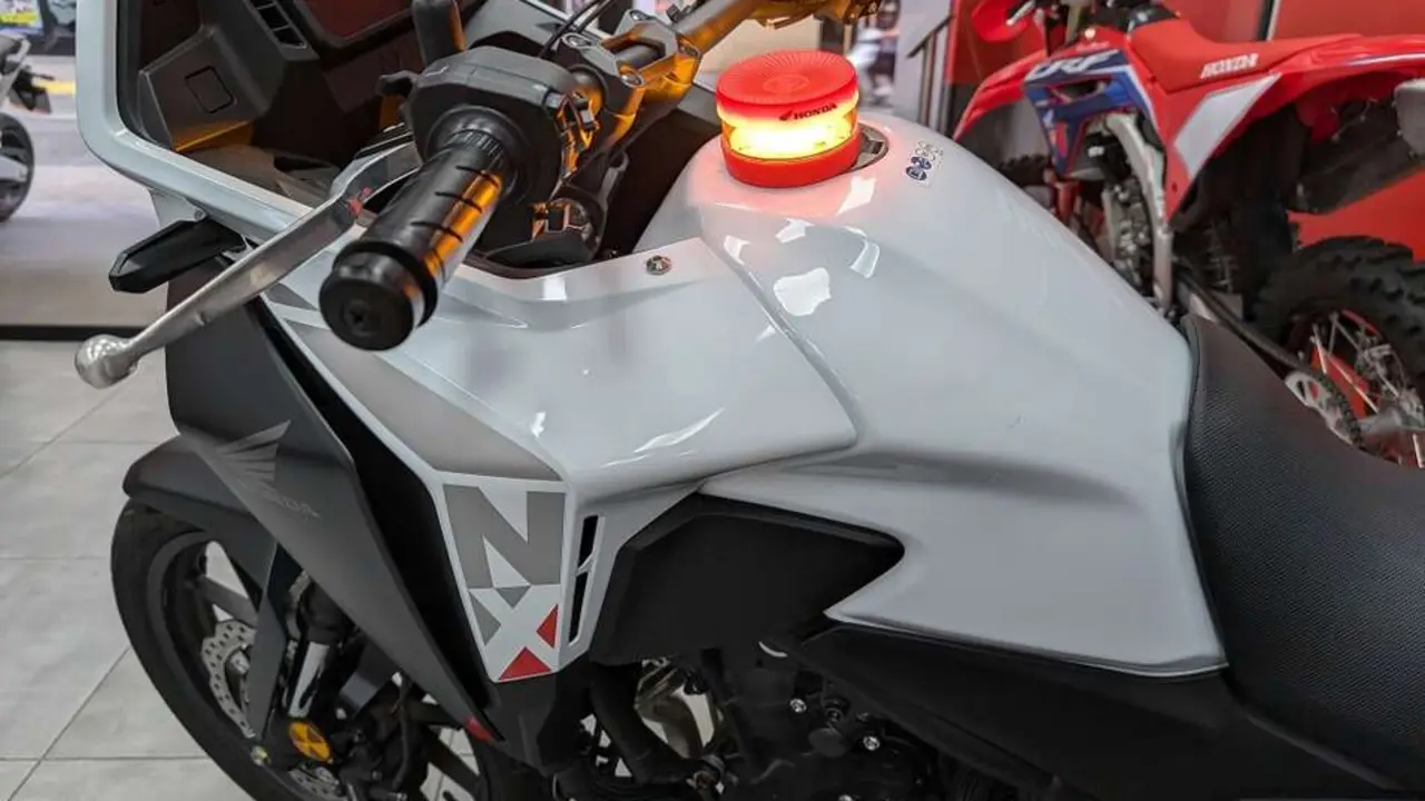 Baliza V-16 en una moto