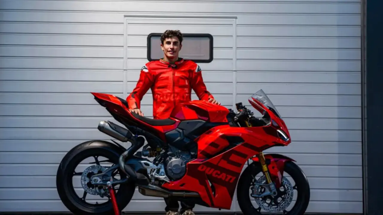 Marc M&aacute;rquez y la edici&oacute;n limitada de la Panigale V2.