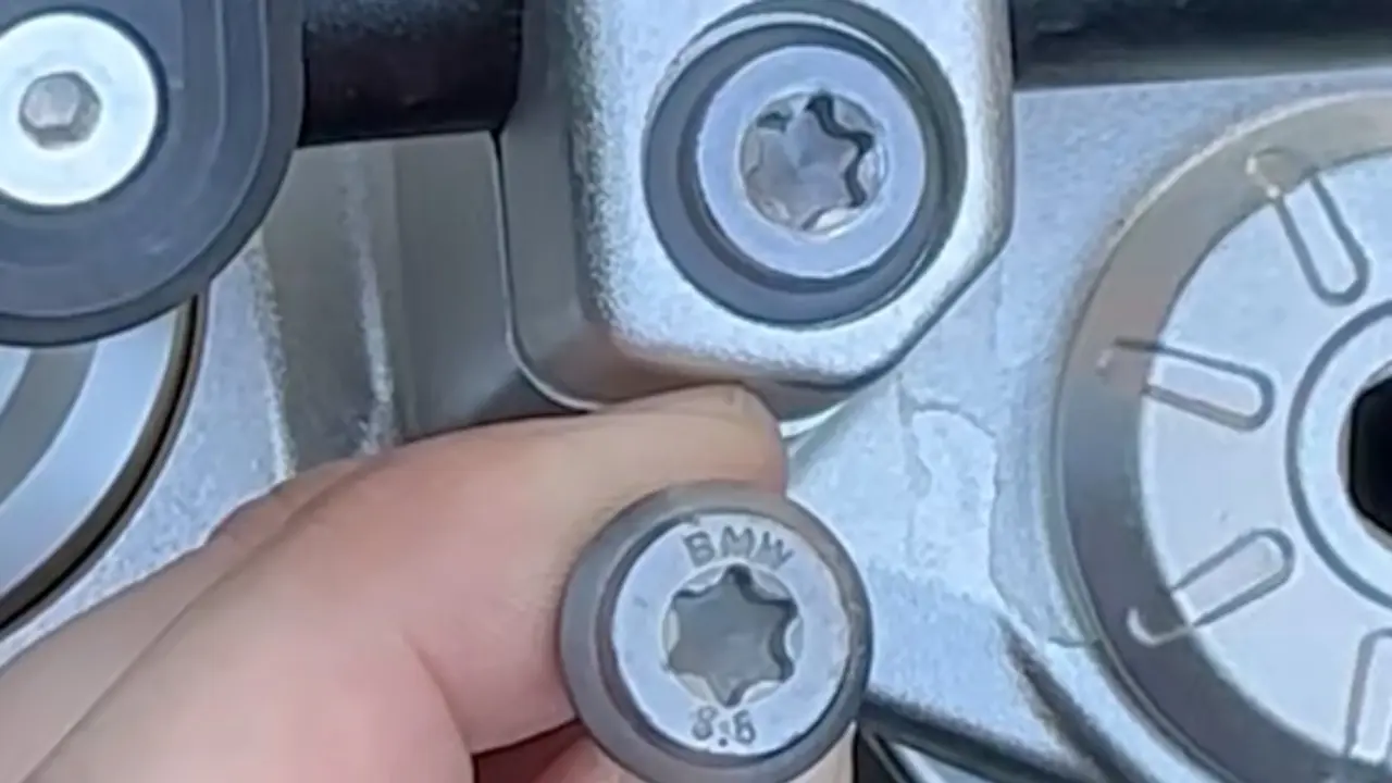 La tornillería de la BMW F 900 GS comparada con la de la Voge 900 DSX