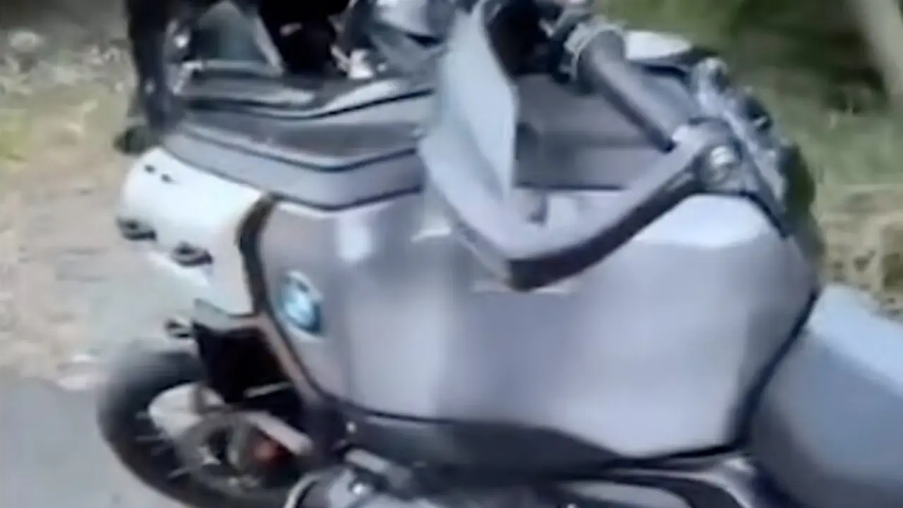 La BMW R 1300 GS Adventure accidentada por los radios.