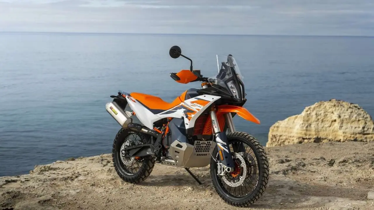 KTM 890