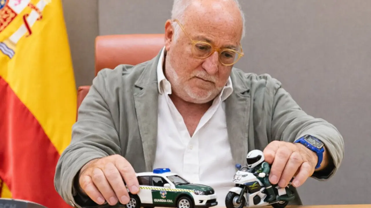 Pere Navarro jugando con el merchandising de la Guardia Civil. Foto generada por IA.