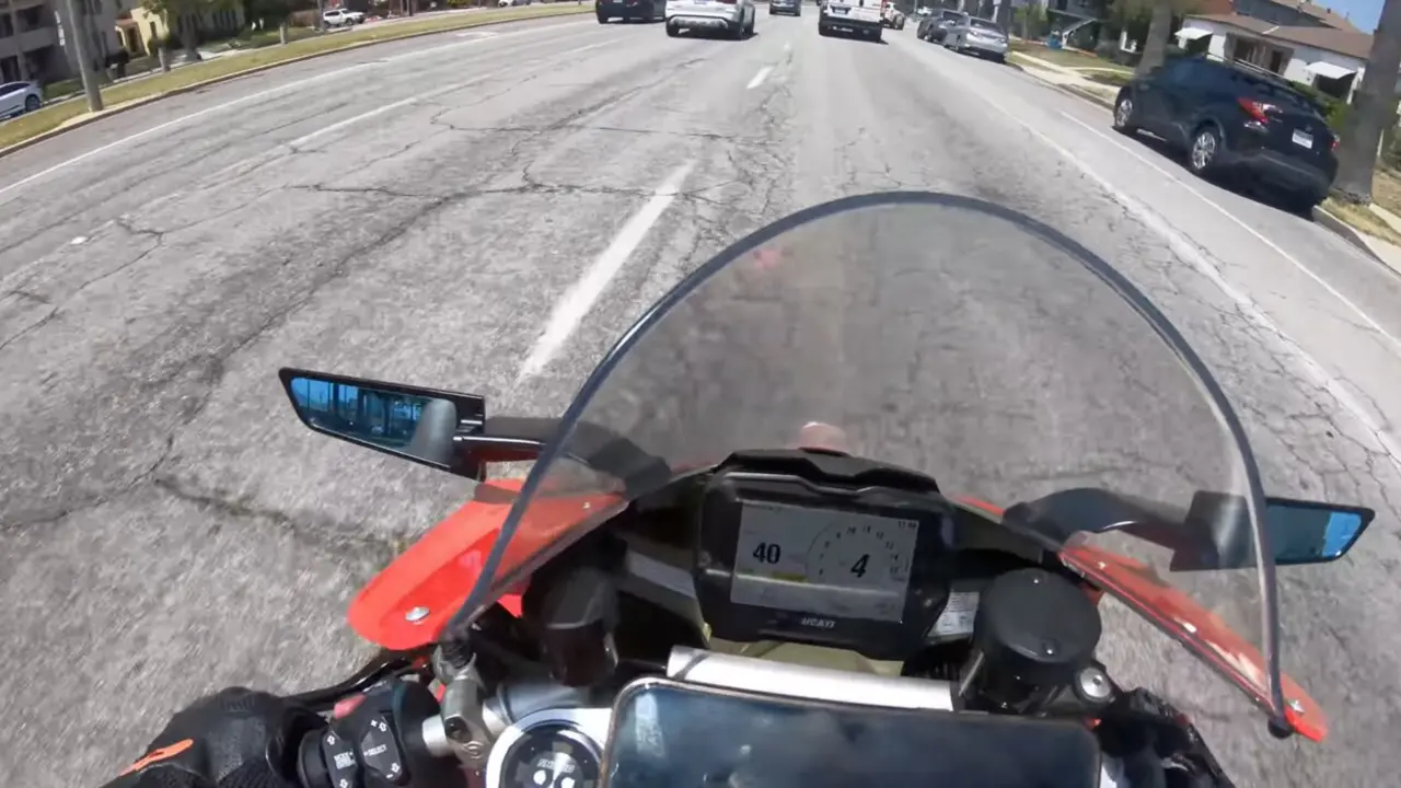 Montado en su Ducati Panigale V4