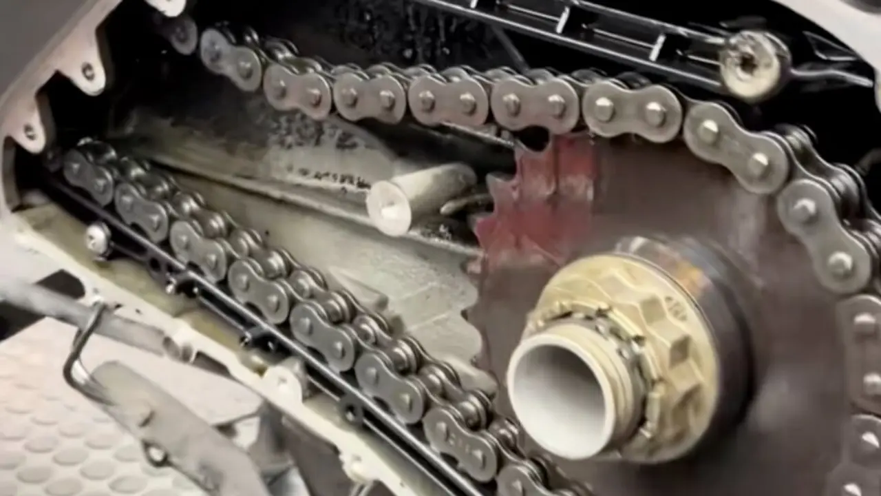 La cadena de la scooter de BMW