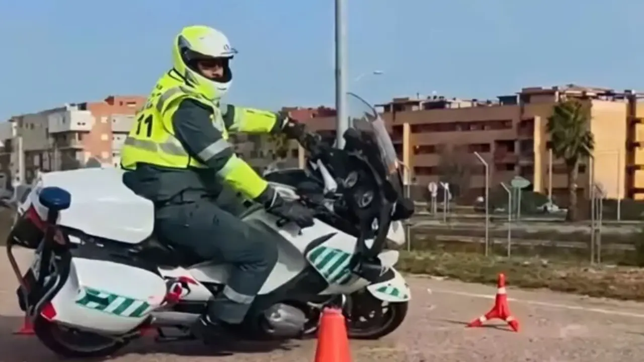 La guardia civil examinandose