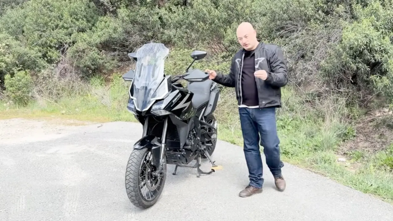 El periodista de ElMotero.es Yevgeniy Pavlovskyy y la Zontes 703F 19"