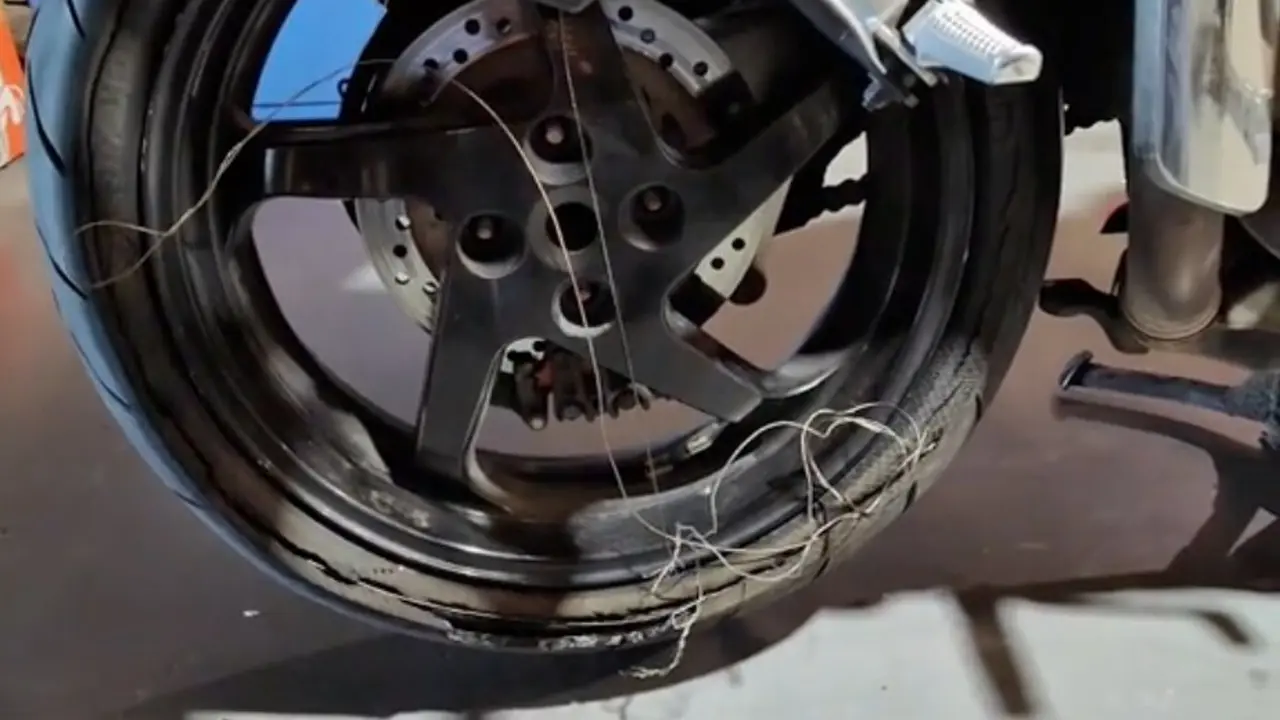 "Apura" (por decir algo) el neum&aacute;tico de su Honda VFR y mira c&oacute;mo acaba