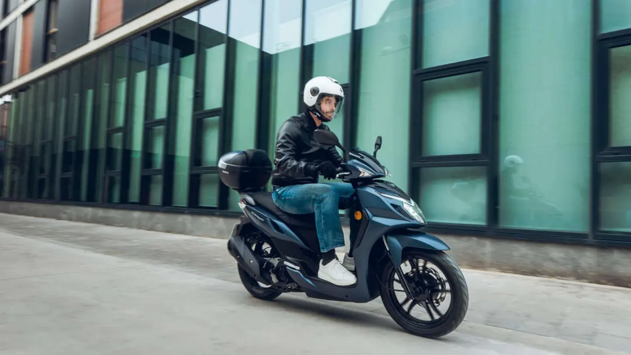 SYM scooter nuevo Symphony SR 125 2026 accion (4)