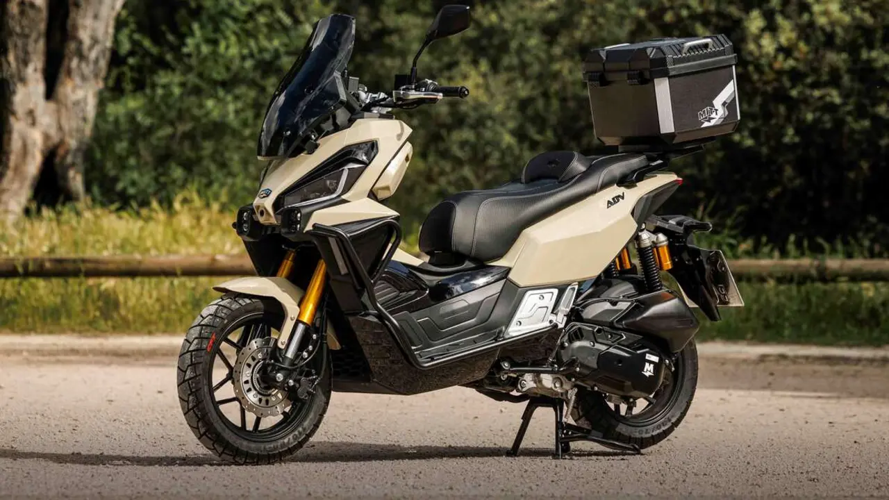 La MITT ADV PRO 125 en color camel.