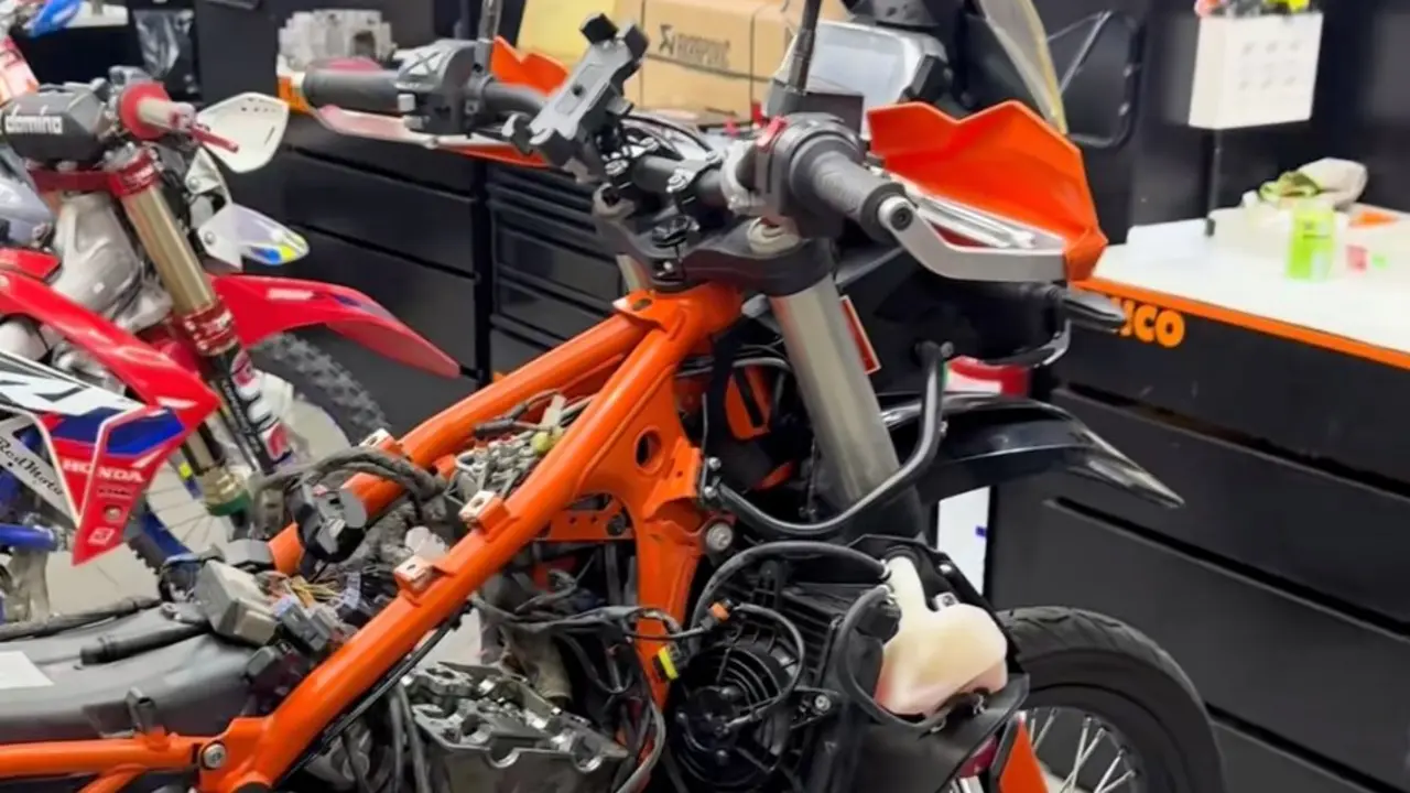 La KTM en el taller Supreme Racing 110