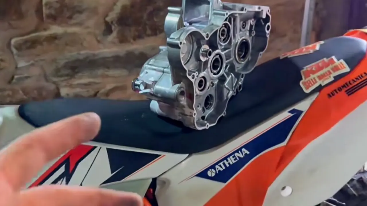 El motor de la KTM EXC roto