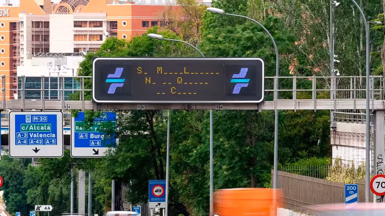 Un panel informativo de la DGT