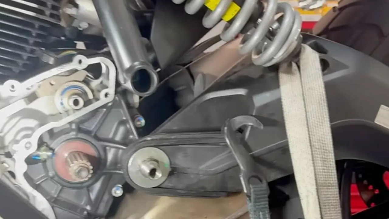 La Ducati Scrambler con el motor abierto