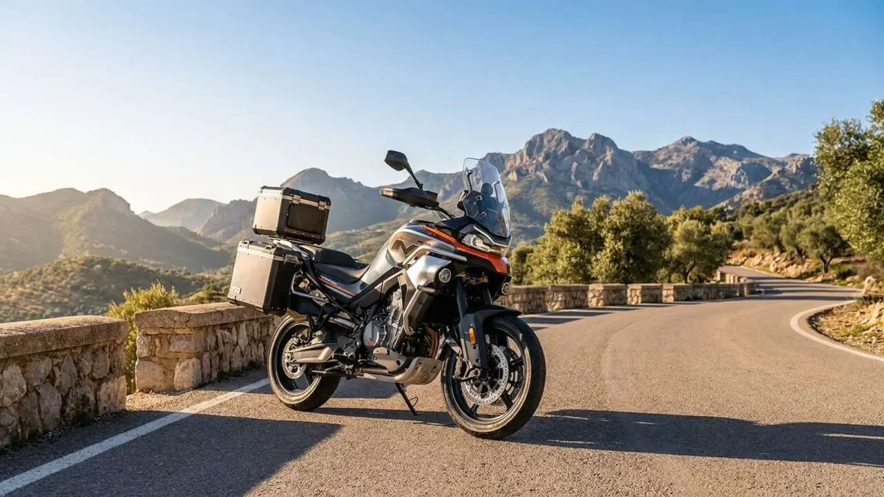  CFMOTO 800MT-ES con suspensiones electr&oacute;nicas avanzadas y precio competitivo de 10.495 euros en motos trail &mdash; Imagen generada por IA 