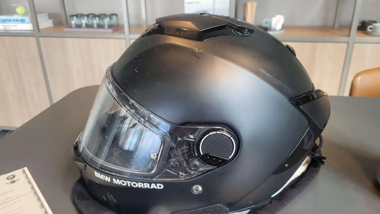 El casco de BMW Motorrad agrietado