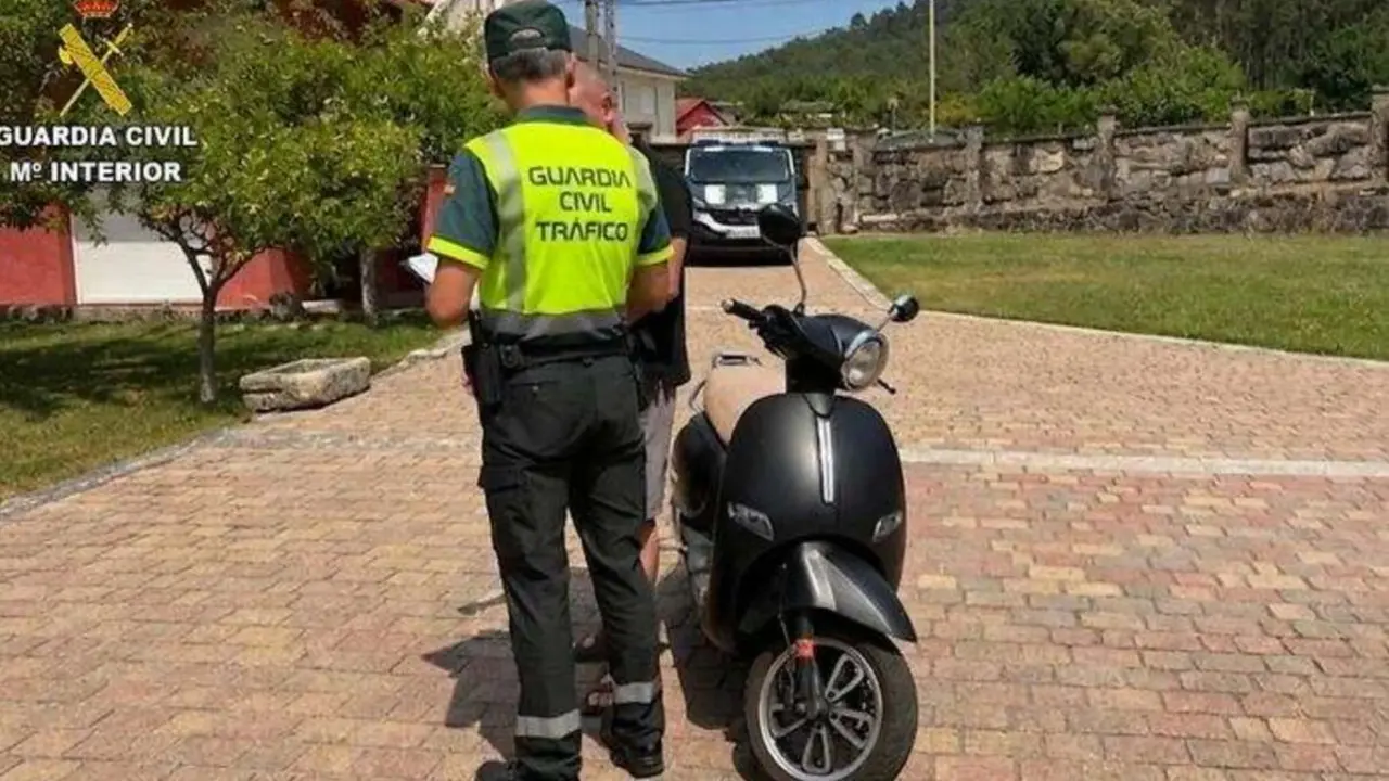 La guardia civil con el de la moto