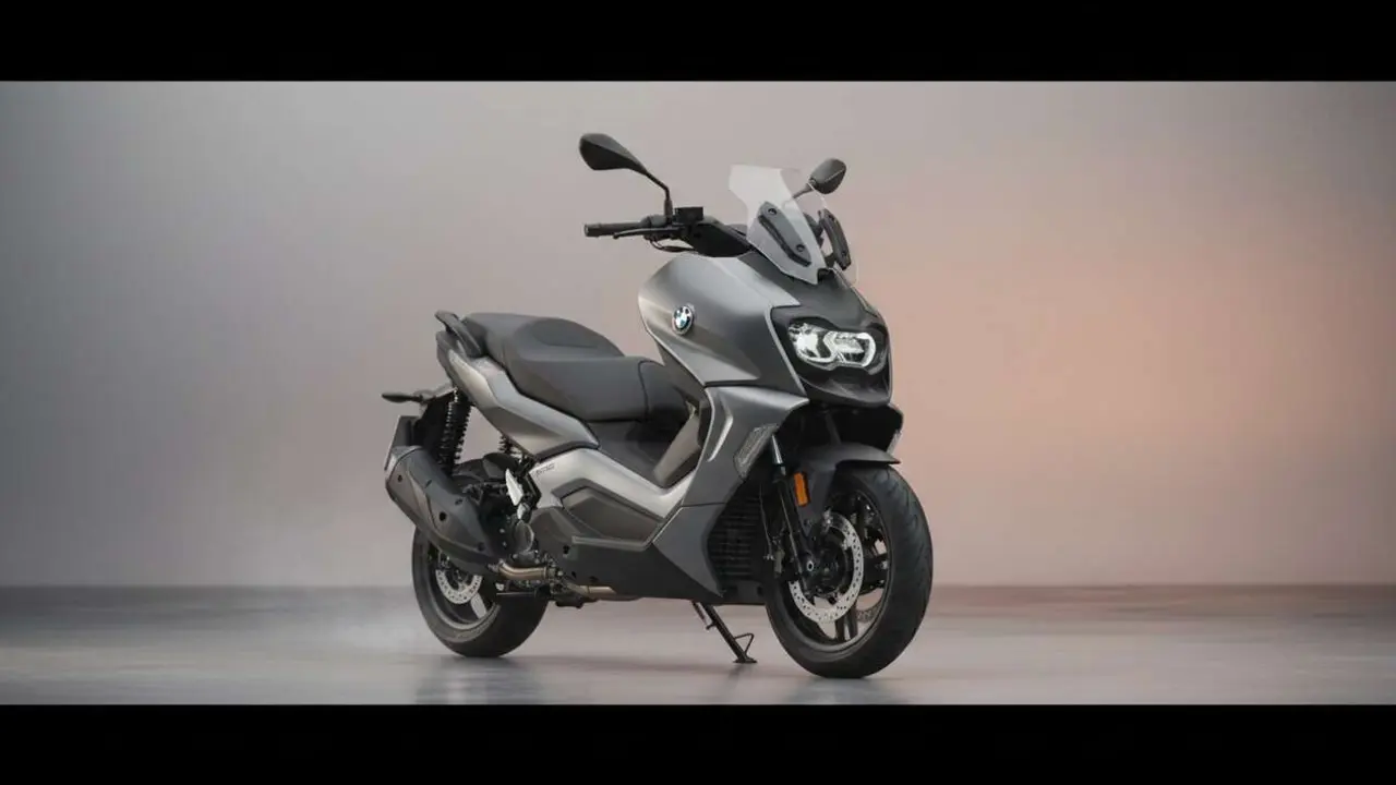  BMW C 400 X en acci&oacute;n mostrando su dise&ntilde;o premium y potencia en un scooter urbano moderno &mdash; Imagen generada por IA 