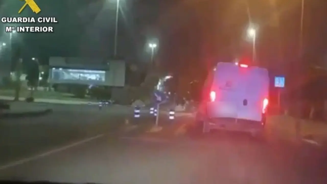 La guardia civil deteniendo a las furgonetas que hac&iacute;an "petaqueo"