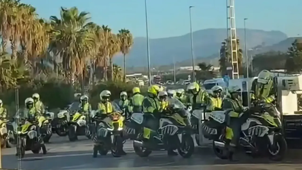 Muchos guardias civiles de tr&aacute;fico reunidos en una gasolinera.