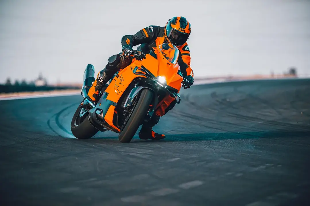 s-2026-ktm-990-rc-r-first-look-gallery (4)