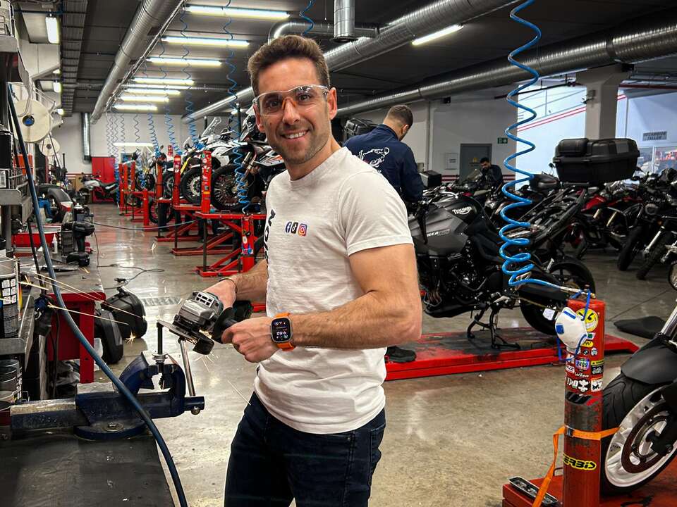 Darío Lumbreras, dueño de Moto-Ocasión, en su taller.