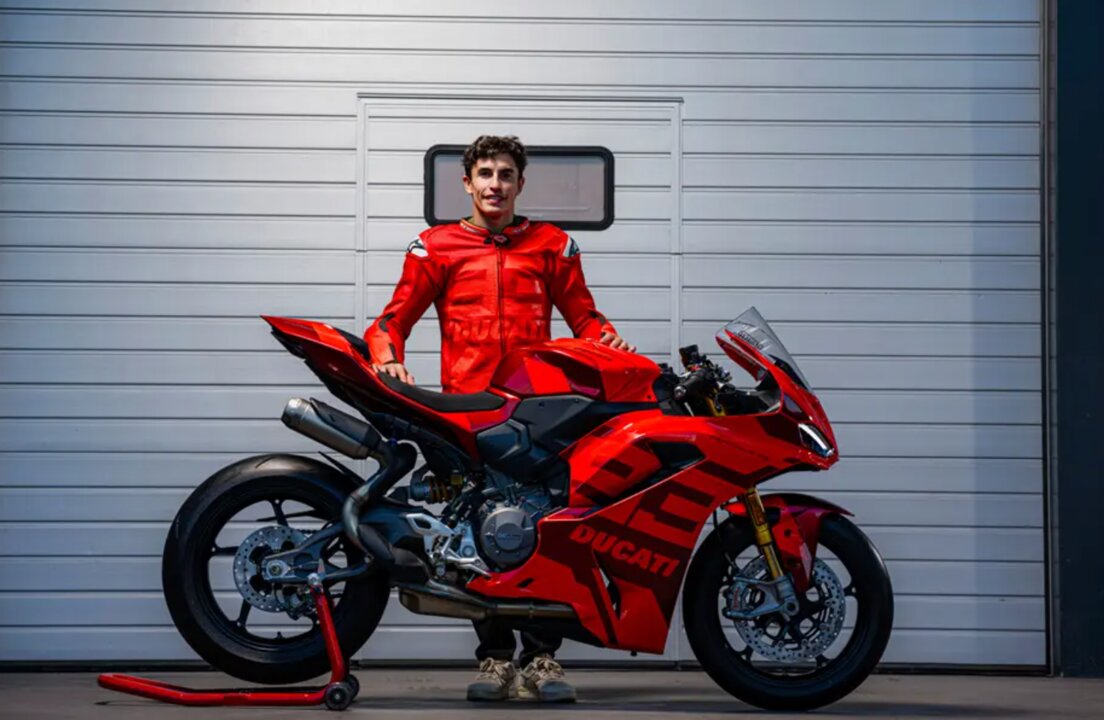 Marc Márquez y la edición limitada de la Panigale V2.