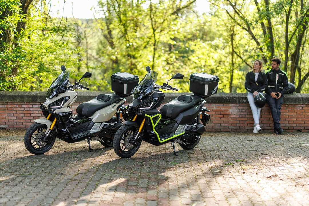 La MITT ADV PRO 125 en dos colores.