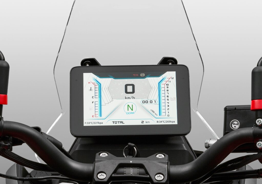 La pantalla de la QJMOTOR SRT 600SX